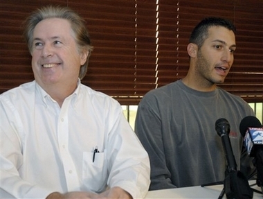 Capttxtj10612091825yankees_pettitte_base